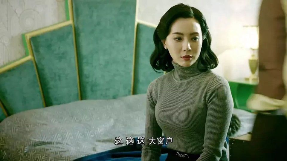 2006年,在《新上海滩》中她就美的很惊艳,饰演了风情万种的方艳芸,身