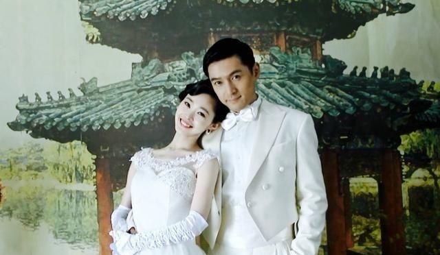 宋轶 网上流传出一张胡歌和宋轶的结婚照,两人青春甜美,看起来挺般配