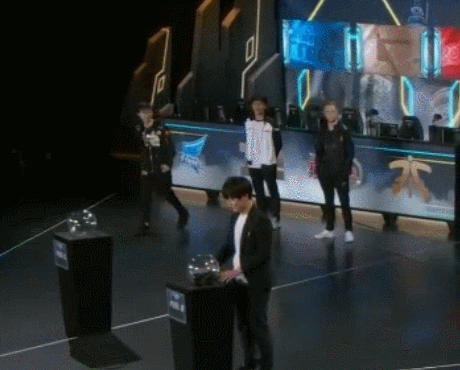 lpl八强无内战,rng抽到g2后mlxg表情毫无掩饰,meiko抱