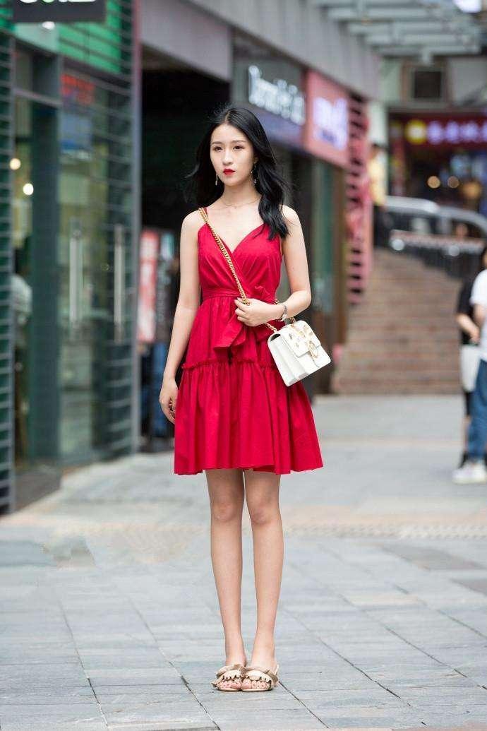 重庆街拍, 姿态优美的连衣裙美女, 气质十足, 满满的女人味!