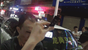 醉驾男子不断向女交警抛飞吻 女交警表情亮了.