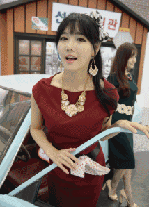 搞笑gif图:追求邻居家的女儿,被他爸爸找上门来质问!