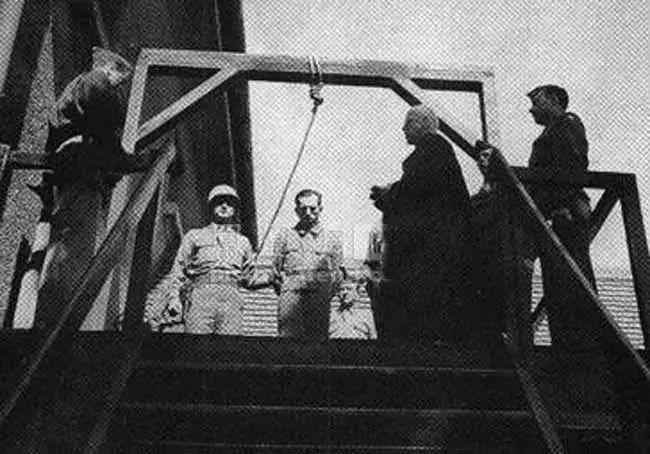 纳粹驻波兰长官,党卫军将军弗兰克在绞刑架下表现很平静,他是纳粹