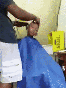 ▼小伙子,你有那么困么,理个发差点闹出人命来