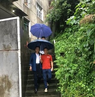 新康集团董事长康叔南冒雨走访帮扶遭拒受震颤