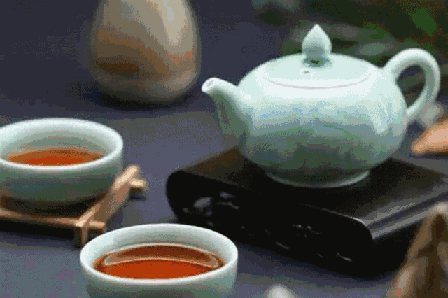 ▲和丰瓷手绘系列作品 具有中国特色的蝶恋花,中国龙,青花等都融入了