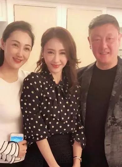 韩磊在黎姿豪宅唱歌 美艳妻子成焦点
