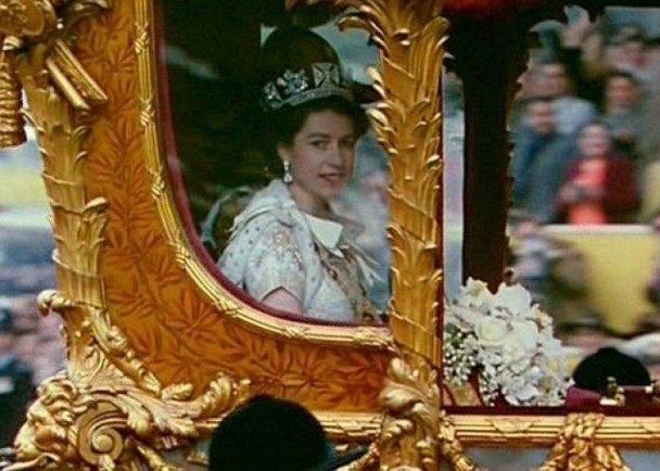 66年前英女王的加冕仪式上,菲利普向妻子下跪,这一跪就是一生!