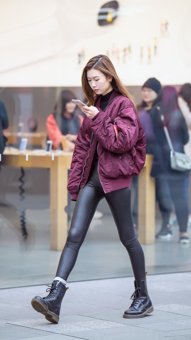 街拍美女:紧身皮裤最时髦,一条皮裤满足你的潮流感!