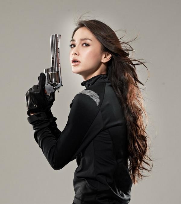 女星手持枪的姿势,唐嫣高冷,赵丽颖姿势标准,韩雪像天生的军人