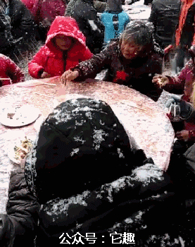 搞笑gif图:看见这床,让我想起了当年东莞的生活!