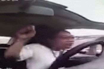 女子驾考双手离方向盘手舞足蹈 驾校:不合格