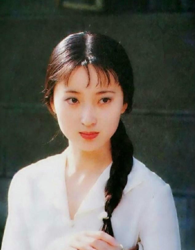 对于如此多翻拍《红楼梦,而林黛玉我个人就特别认可陈晓旭老师,是她