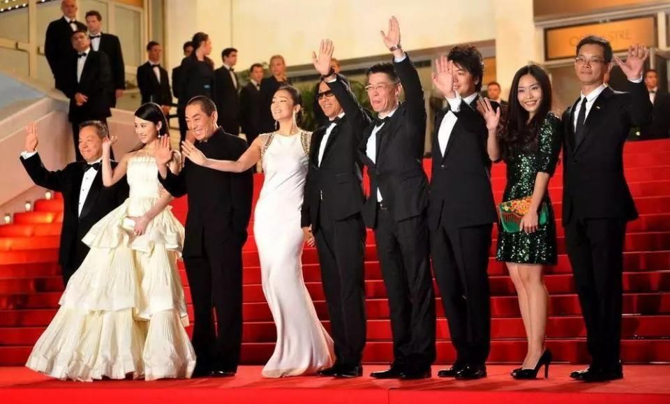 李玉刚香港红毯造型犯爆料?禁忌伦理被网友赶下红毯三戛纳保安2828电影网图片