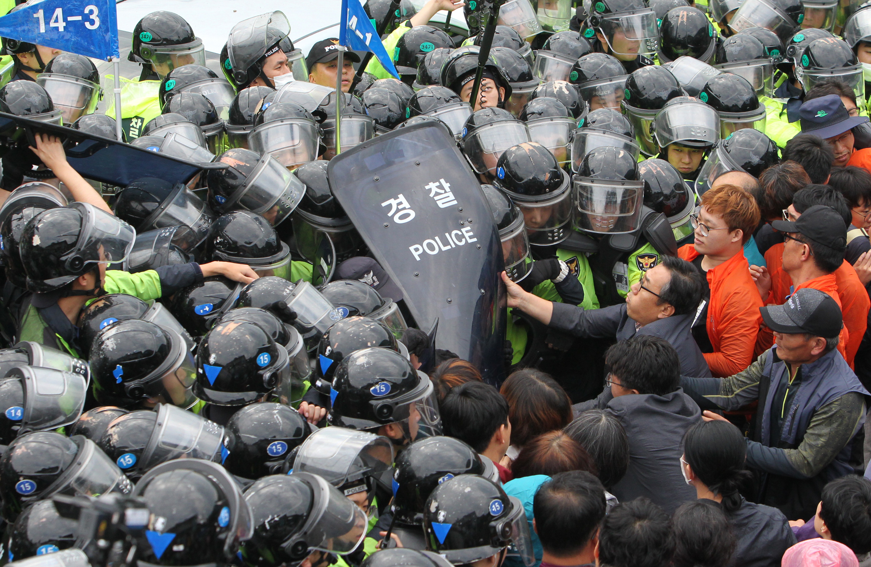 韩国民众彻夜阻拦"萨德"装备进入部署地