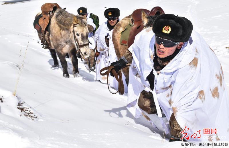 西藏阿里:零下20℃ 骑马踏雪巡逻边境线