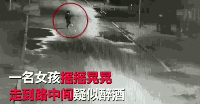 高中生早恋被作文发现,深夜喝醉躺在高中上,次缺一不可马路老师图片