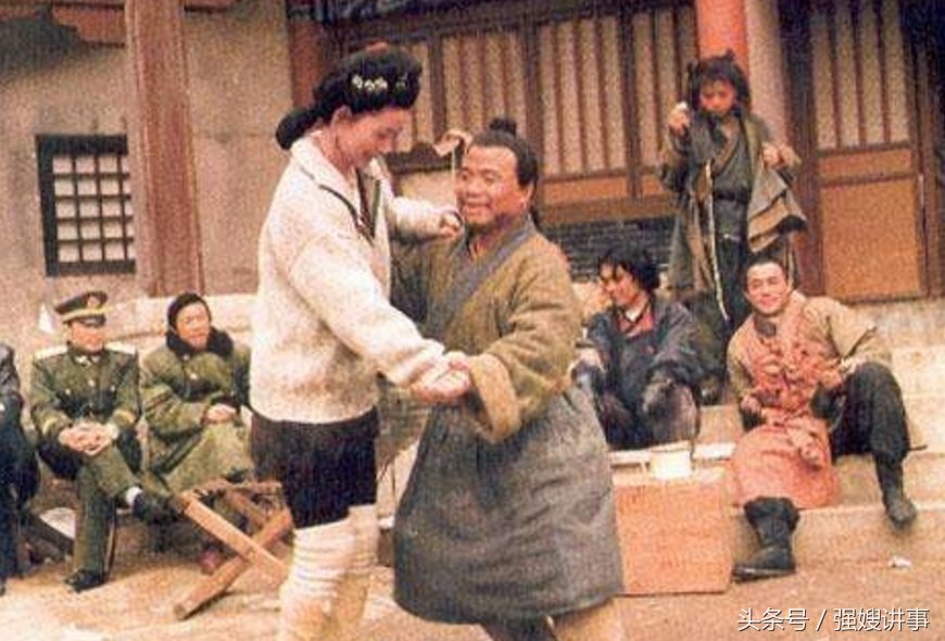 98版水浒传珍贵片场照片,武大郎和潘金莲跳舞
