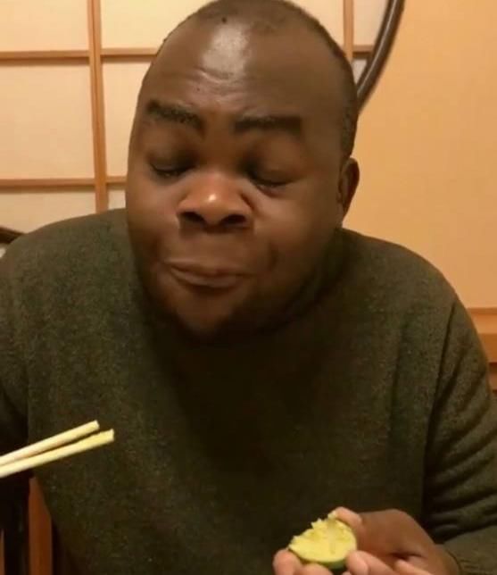 黑人第1次吃辣根,荣晋最新表情帝!网友:终于找讨表情包薪图片