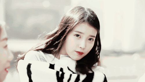 自然随性的偏分中长发修饰脸型的同时凸显自然俏丽感,自然飘逸的效果