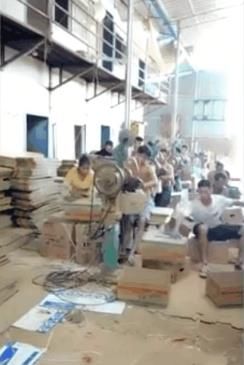 广东纸箱厂上班的工人一个月3000不是白拿的 看这速度