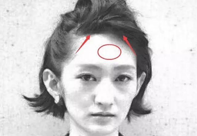 如果女人额头比较尖窄的话,这种女人一般智慧有限,出身贫寒,从小吃过