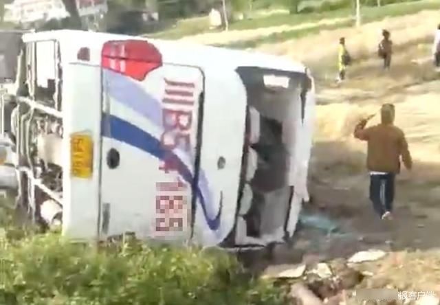 绵阳一大客车疑紧急避让行人侧翻 行人被撞身亡