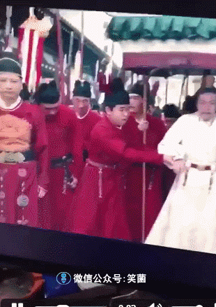 搞笑gif动图:哥们,你以为是个遥控器就能让人的弯腰吗