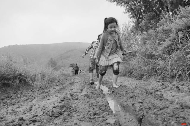 穷人家的孩子早当家;大山里的孩子