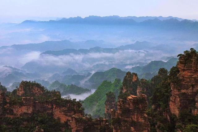 武陵源风景名胜区由张家界,索溪峪,天子山,杨家界四大部分组成.