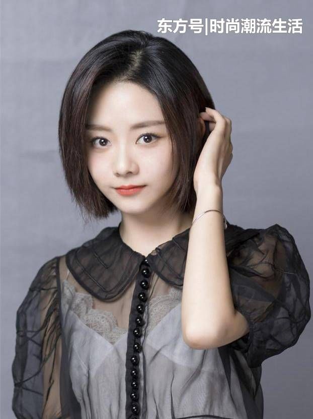 谭松韵穿着黑色连衣裙也这么美,这眼睛是确实好看!