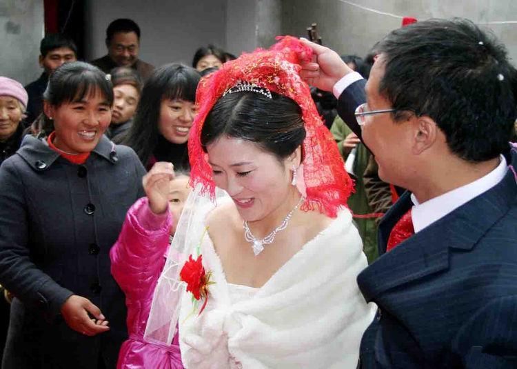 儿媳妇和女儿同天结婚,老太塞错红包,儿媳妇打开后,落泪了