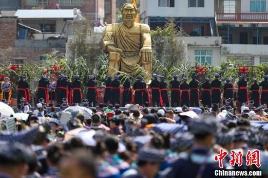 布依族祭司手持巴茅草在祭坛上进行祭祀(中新社记者 贺俊怡 摄)