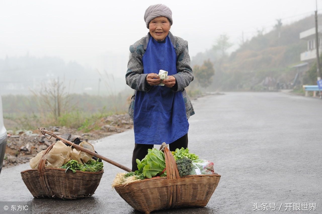 近百岁留守老人冒雨步行一小时去卖菜,佝偻的背影让人动容