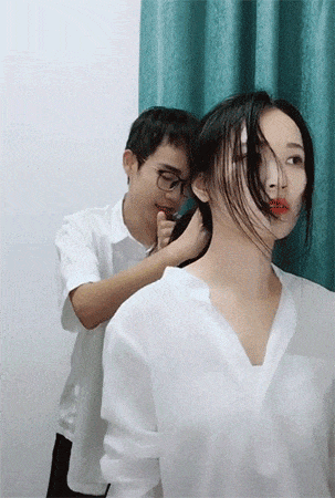 幽默搞笑gif:阿汪你要不要这么拼命啊 一次捡三个球