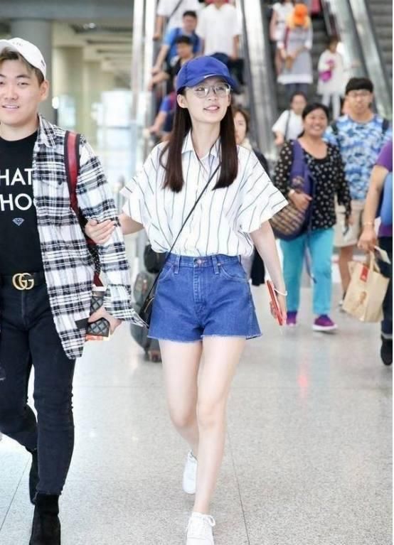 厉害了李沁,时尚感爆棚却掩饰不了身材缺陷,网友:腿短