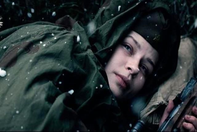 一位神奇女狙击手故事的电影,电影中女狙击手那神奇枪法简直了,让观者