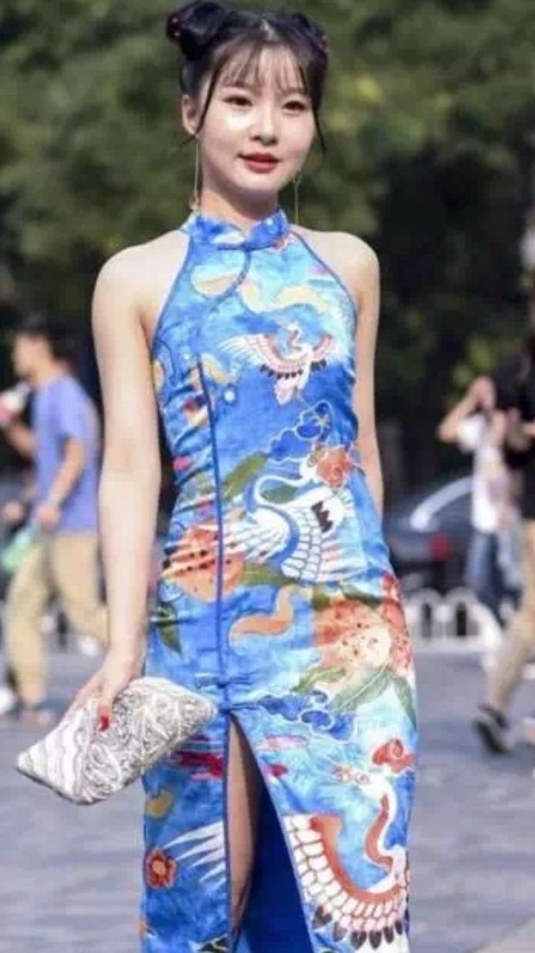 性感街拍丨没想到18岁的小姐姐穿旗袍也这么有气质呀!