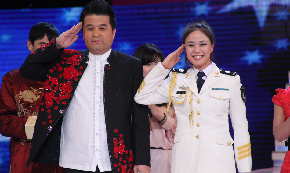 毕福剑不雅言论事件后露面 全副武装现身机场