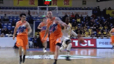 gif-辫子哥不满判罚找裁判