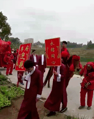 搞笑gif:转身看到弟弟正拿着他的弹弓向我瞄准