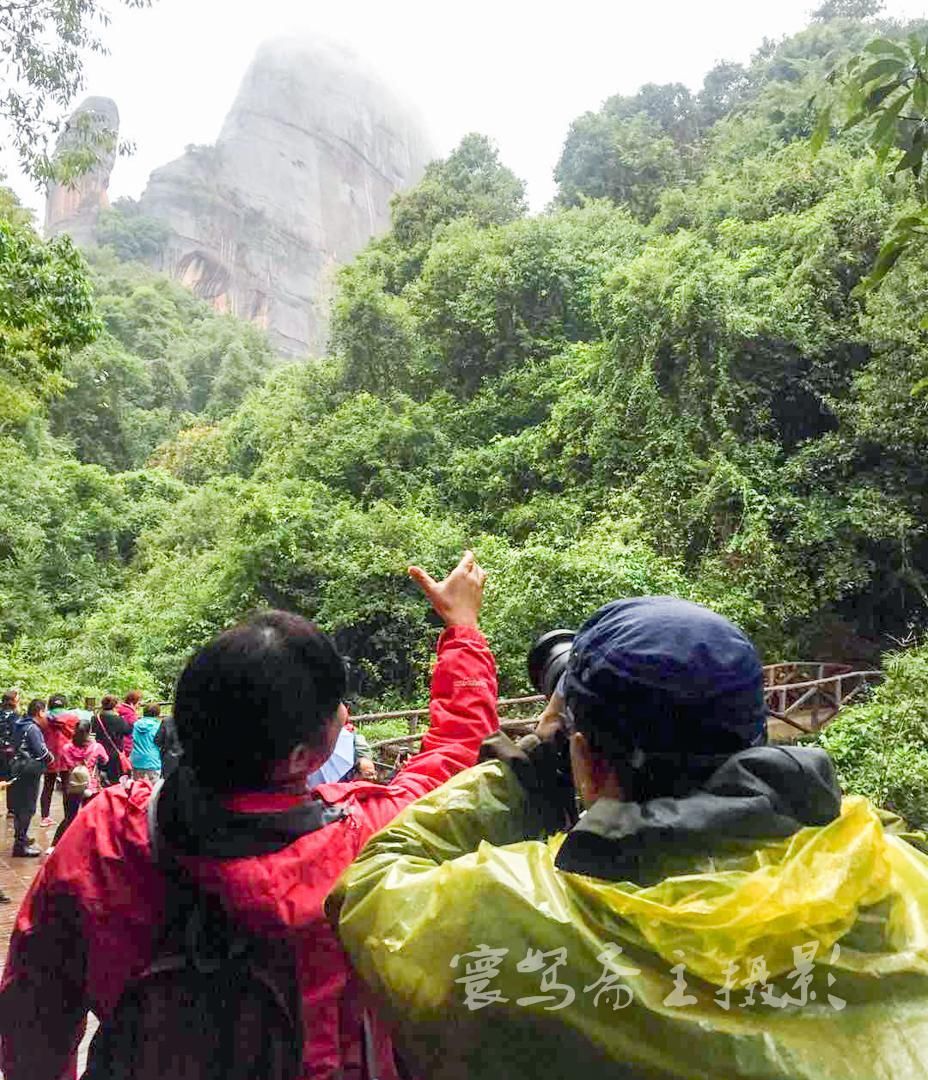 看到丹霞山的"天下第一奇石",美女导游竟远远地伸着手