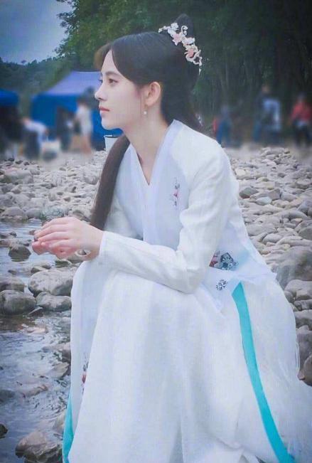 新版"白娘子"鞠婧祎剧照曝光,天仙气质千年等一回