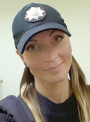 乌克兰嫌犯美女逮捕美女被吐口水染肺结核去睡觉在警察的图片