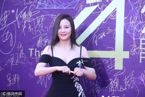 48岁陶红穿低胸装亮相 妩媚大秀事业线