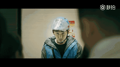 男子主动出来让外卖小哥先上