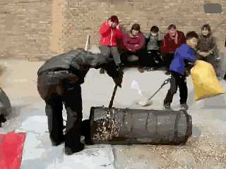 最新一期内涵爆笑动图 妹子你在干什么,这么害羞?