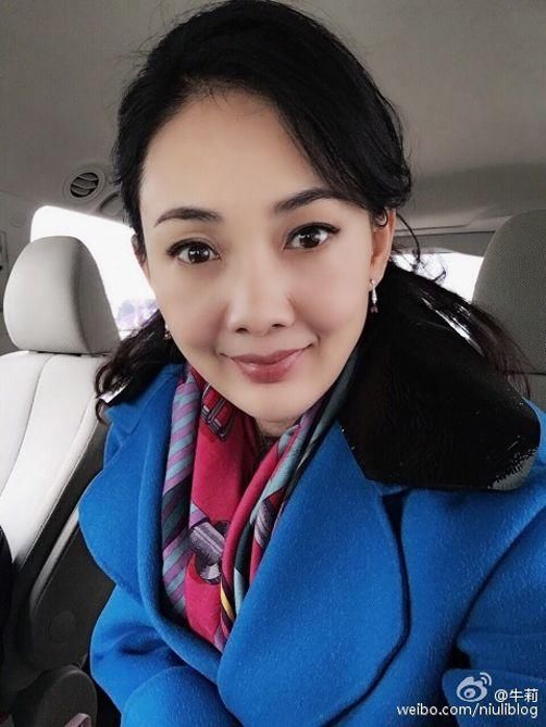 牛莉49岁近照曝光,难道令人大开眼界,网友表示实在想再火一次?电视剧一粒插曲片中红尘图片