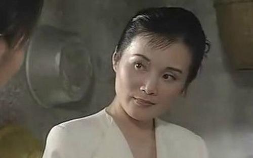 1992年,她在《上海一家人》中饰演了金桂花这个角色,并获得了金鹰奖