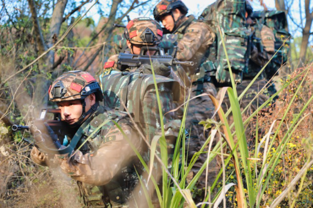 近日,武警湖北省总队黄冈支队特战队员全副武装,长途摩托化机动至周边